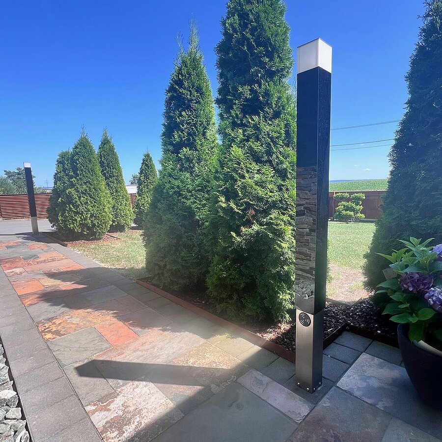 moderne Gartenstehlampe mit unsichtbarem infrarotlichtschranken und einer dimmbaren LED