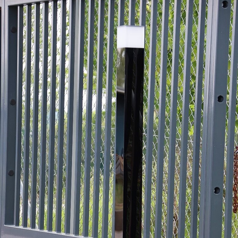 unsichtbare Infrarotzaun in moderner Stehlampe an Toreinfahrt